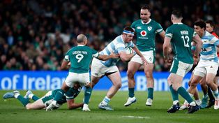 Los jugadores de Irlanda intentan frenar al capitán de Los Pumas, Julián Montoya. Derrota en Dublin.