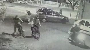 Dos personas en moto ya le dispararon a Pinocho, que se bajó rápidamente de la bicicleta y salió corriendo del lugar. (Foto: captura de video)