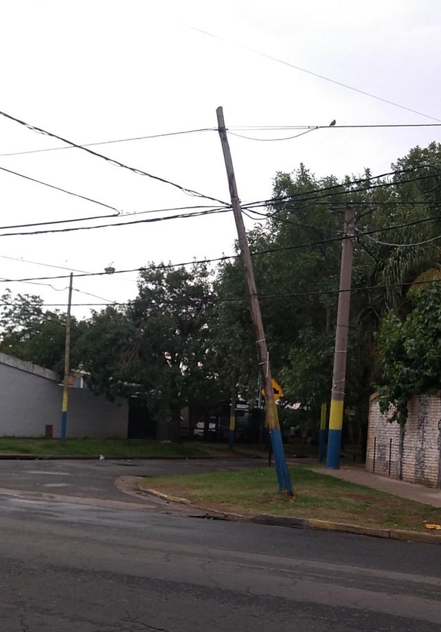 Se multiplican en Rosario los postes a punto de caer