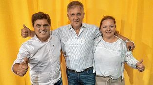 Mario Papaleo será el primer intendente de Sauce Viejo. En la foto, acompañado por Omar Tejeda y Stella Retamar, nuevos concejales.&nbsp;