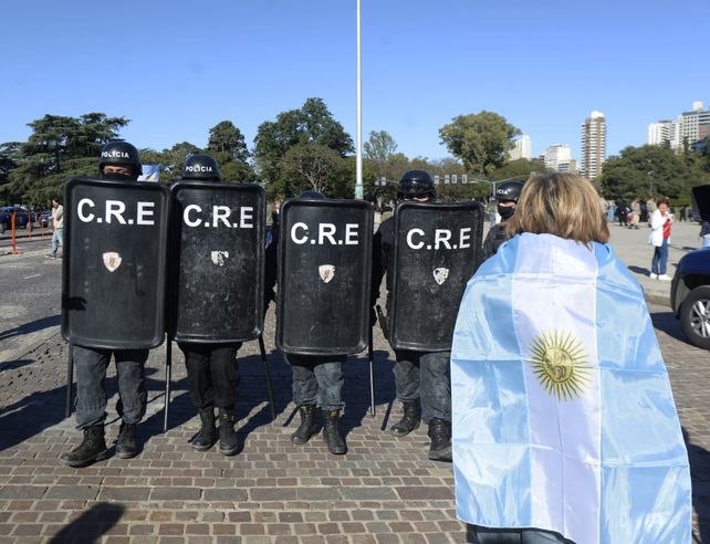 Una mujer se planta ante los efectivos policiales.