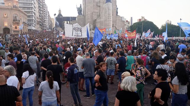 Rosario se manifestó en repudio al decretazo del presidente Milei