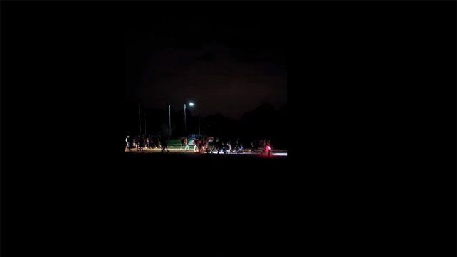 Con un móvil y banderilleros escoltan a los alumnos desde el apeadero del tren hasta la escuela Almafuerte