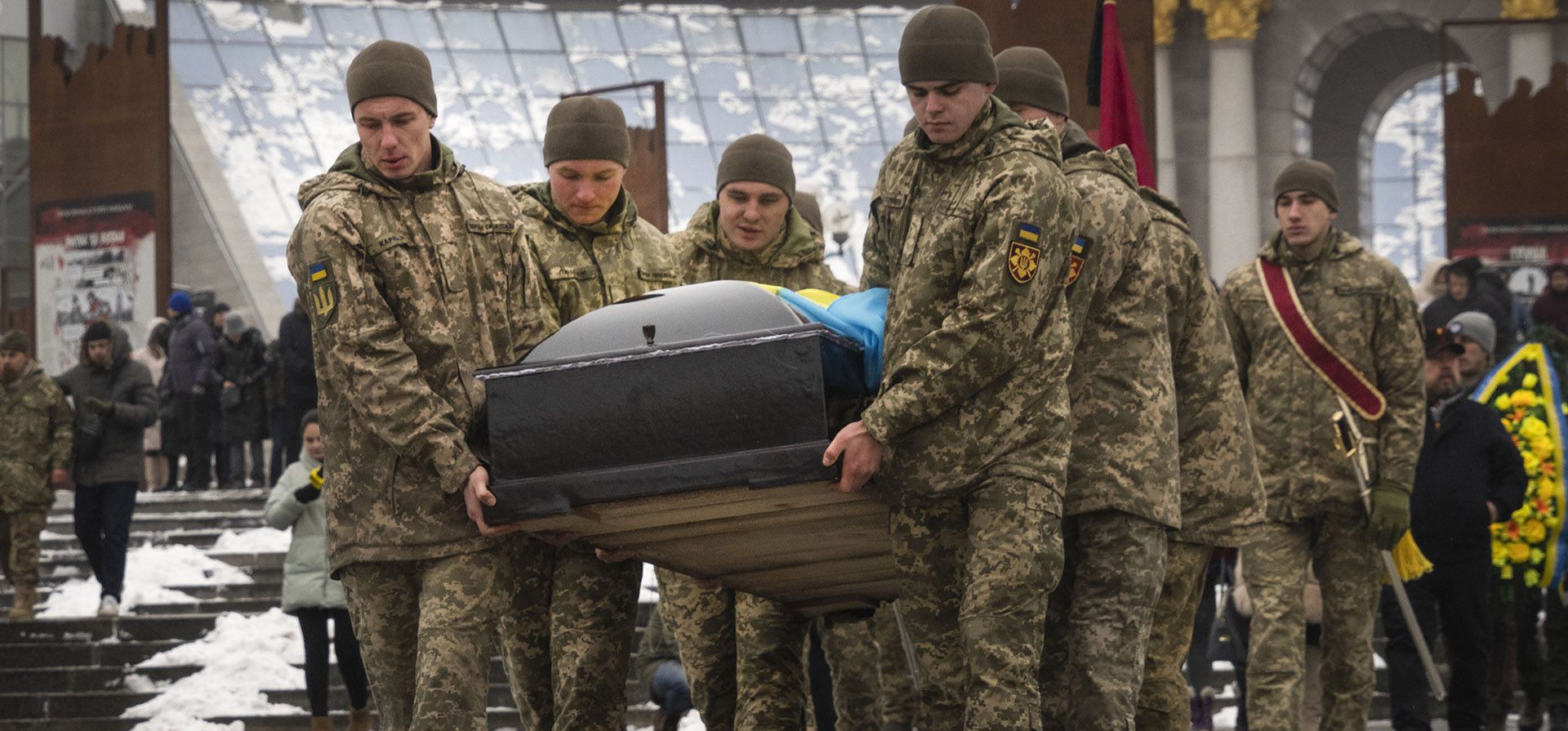 Militares ucranianos llevan un ataúd de su camarada durante una ceremonia de conmemoración en la Plaza de la Independencia en Kyiv, Ucrania, el domingo 12 de enero de 2023. El soldado de 38 años murió durante una misión de combate en la región de Donetsk. (Foto AP/Efrem Lukatsky)