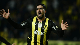 Peñarol ganó con gol de Viatri y llega al duelo ante Colón como líder en Uruguay