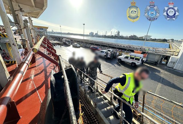 Personal de la Policía Federal de Australia durante la inspección en el buque.&nbsp;