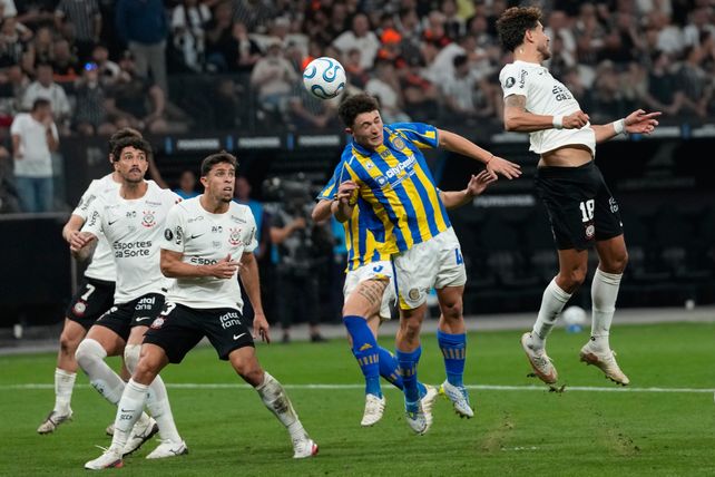 El central Ignacio Ovando se esfuerza en el juego aéreo para intentar generar algo de peligro en el arco de Corinthians.