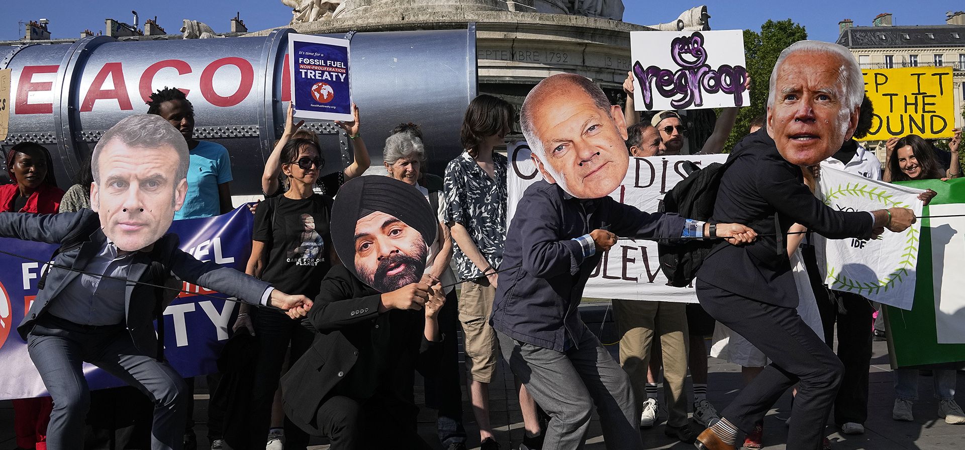 Activistas climáticos con máscaras de líderes mundiales, organizan una protesta en la Place de la Republique al margen de la Cumbre Global de Financiamiento Climático en París, el viernes 23 de junio. 2023. (Foto AP/Michel Euler) Activistas climáticos con máscaras de líderes mundiales, organizan una protesta en la Place de la Republique al margen de la Cumbre Global de Financiamiento Climático en París, el viernes 23 de junio. 2023. (Foto AP/Michel Euler)