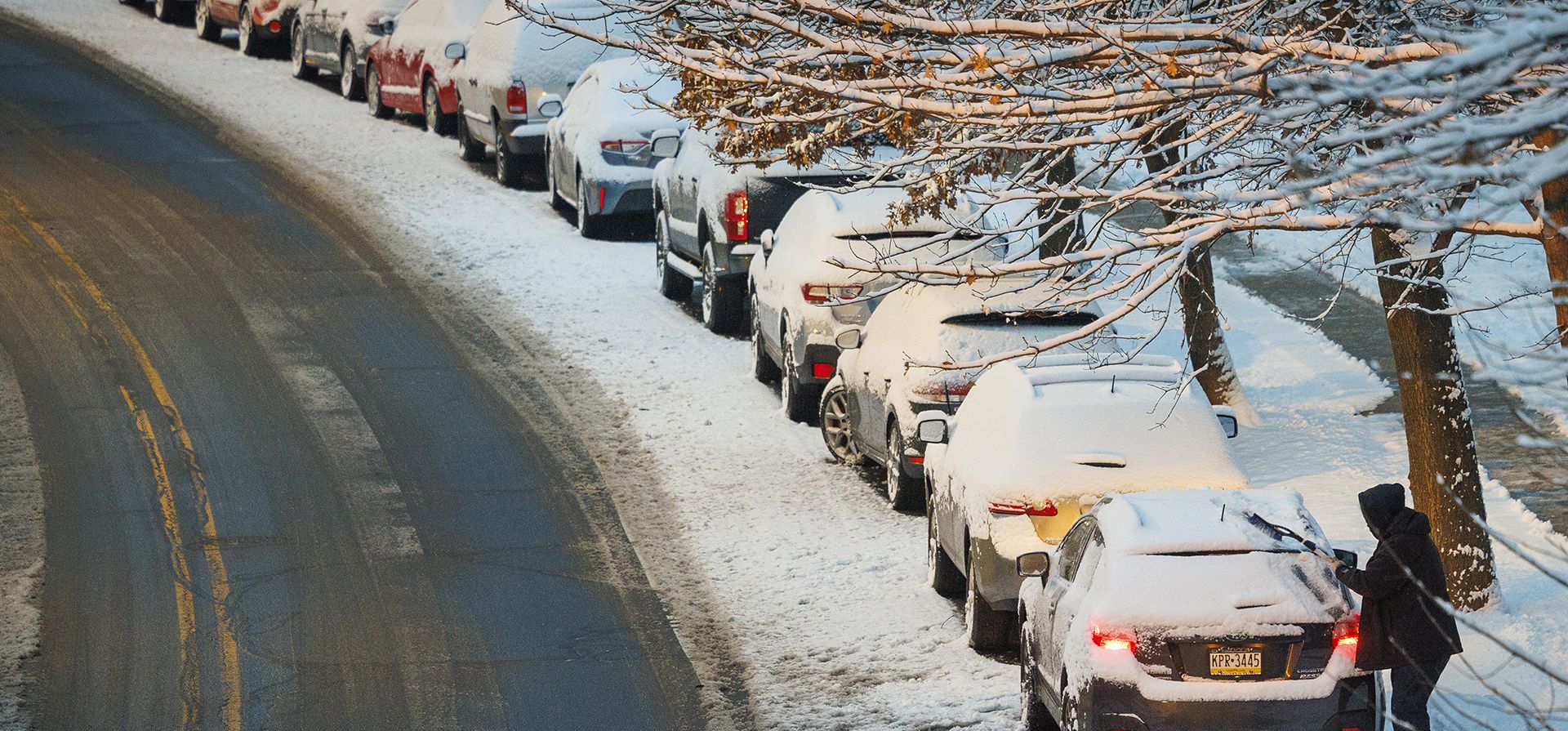 Un conductor retira la nieve de un automóvil antes de salir del lugar de estacionamiento después de que la nieve caída durante la noche cubriera la calle y los vehículos en Filadelfia, el miércoles 12 de febrero de 2025. (Alejandro A. Alvarez/The Philadelphia Inquirer vía AP) Un conductor retira la nieve de un automóvil antes de salir del lugar de estacionamiento después de que la nieve caída durante la noche cubriera la calle y los vehículos en Filadelfia, el miércoles 12 de febrero de 2025. (Alejandro A. Alvarez/The Philadelphia Inquirer vía AP)