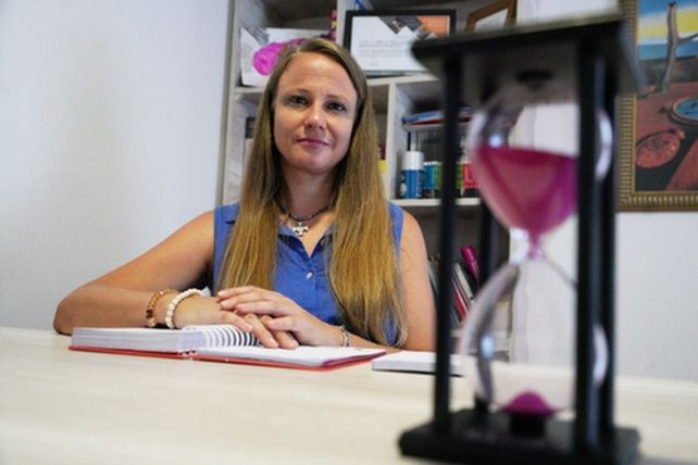 Estefanía Niccia es una médica psiquiatra rosarina. Escribió el libro Psiquiatría Humanizada.