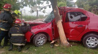 Murió el conductor del auto que chocó contra un árbol