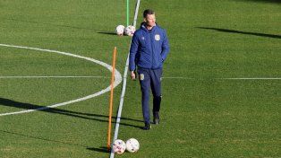Mario Pobersnik camina el césped del Gigante, en su estadía como ayudante de Tevez.