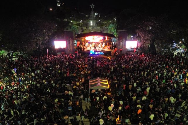 Miles de personas se reunieron en plaza 25 de Mayo a festejar el aniversario de Reconquista.