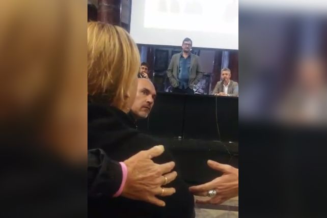 Cruce. Uno de los momentos de tensión entre la ex del Pájaro Cantero y los periodistas.