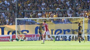 Debacle. Ledesma, en el piso, sufre tras el gol de Fragapane, que llegó por un centro de Martínez, el 4 goleador.