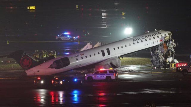 Tragedia en un aeropuerto de Nueva York: chocó un avión contra un camión de bomberos y dejó dos muertos