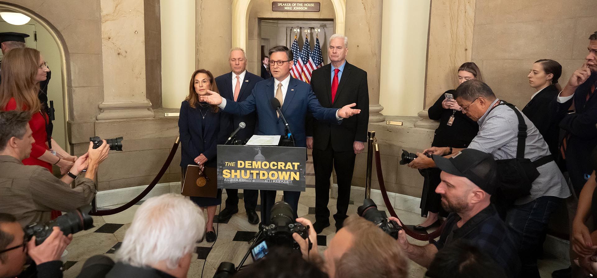 El presidente de la Cámara de Representantes, Mike Johnson, republicano por Luisiana, habla mientras, otros miembros del partido escuchan durante una conferencia de prensa en la oficina de Johnson en el Capitolio, el jueves 2 de octubre de 2025, en Washington. El bloqueo cruzado en el Congreso por la ampliación de subsidios sanitarios y la reversión de recortes a programas sociales provocó la suspensión de los servicios federales. (Foto AP/Mark Schiefelbein) El presidente de la Cámara de Representantes, Mike Johnson, republicano por Luisiana, habla mientras, otros miembros del partido escuchan durante una conferencia de prensa en la oficina de Johnson en el Capitolio, el jueves 2 de octubre de 2025, en Washington. El bloqueo cruzado en el Congreso por la ampliación de subsidios sanitarios y la reversión de recortes a programas sociales provocó la suspensión de los servicios federales. (Foto AP/Mark Schiefelbein)