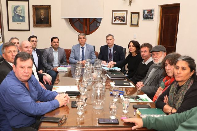 Fabián Bastia y Pablo Olivares encabezaron la reunión paritaria con los gremios de la administración central