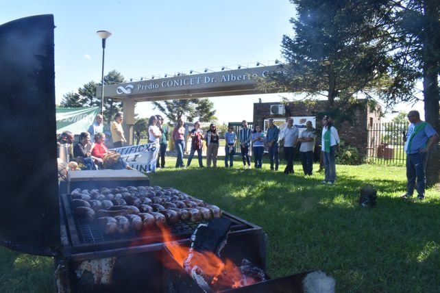 Con un Choricet, los científicos del Conicet Santa Fe salieron a denunciar el desfinanciamiento de la ciencia