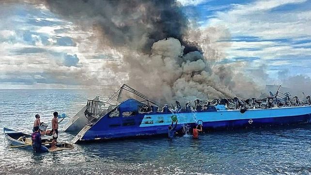 Al menos siete muertos al incendiarse un ferry en Filipinas
