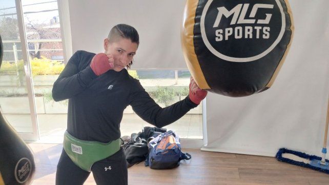 Cinthia González golpea la bolsa en uno de los tres turnos de entrenamientos diarios que lleva adelante en su preparación.