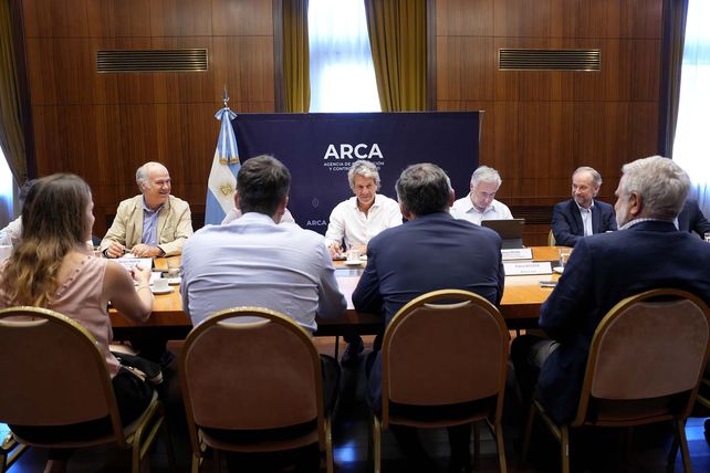El titular del Arca (ex Afip), Juan Pazo, recibió a los directivos de las cerealeras para analizar las nuevas medidas. Choque con el campo