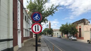 Ciclovía de calle Ituzaingó: con un retoque, volvieron los carteles