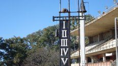 Vacío. El marcador, el hornero y la campana esperan la vuelta de la actividad al centenario hipódromo. Vacío. El marcador, el hornero y la campana esperan la vuelta de la actividad al centenario hipódromo.