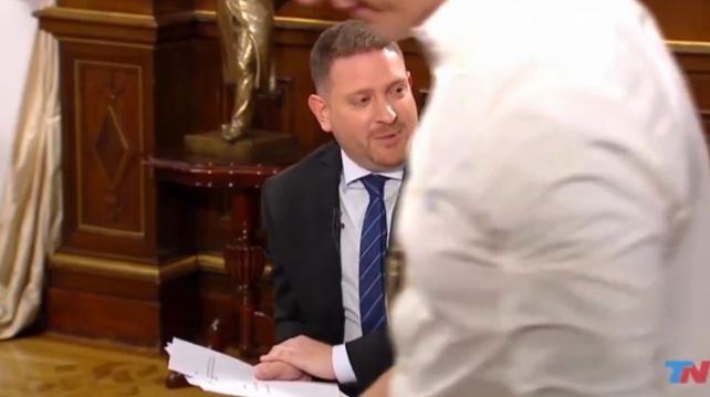 Momento en el que el asesor estrella del presidente de la Naci&oacute;n, Santiago Caputo, para la entrevista de Milei en TN para evitar que siguiese haciendo declaraciones sobre la promoci&oacute;n $LIBRA en su cuenta de X.