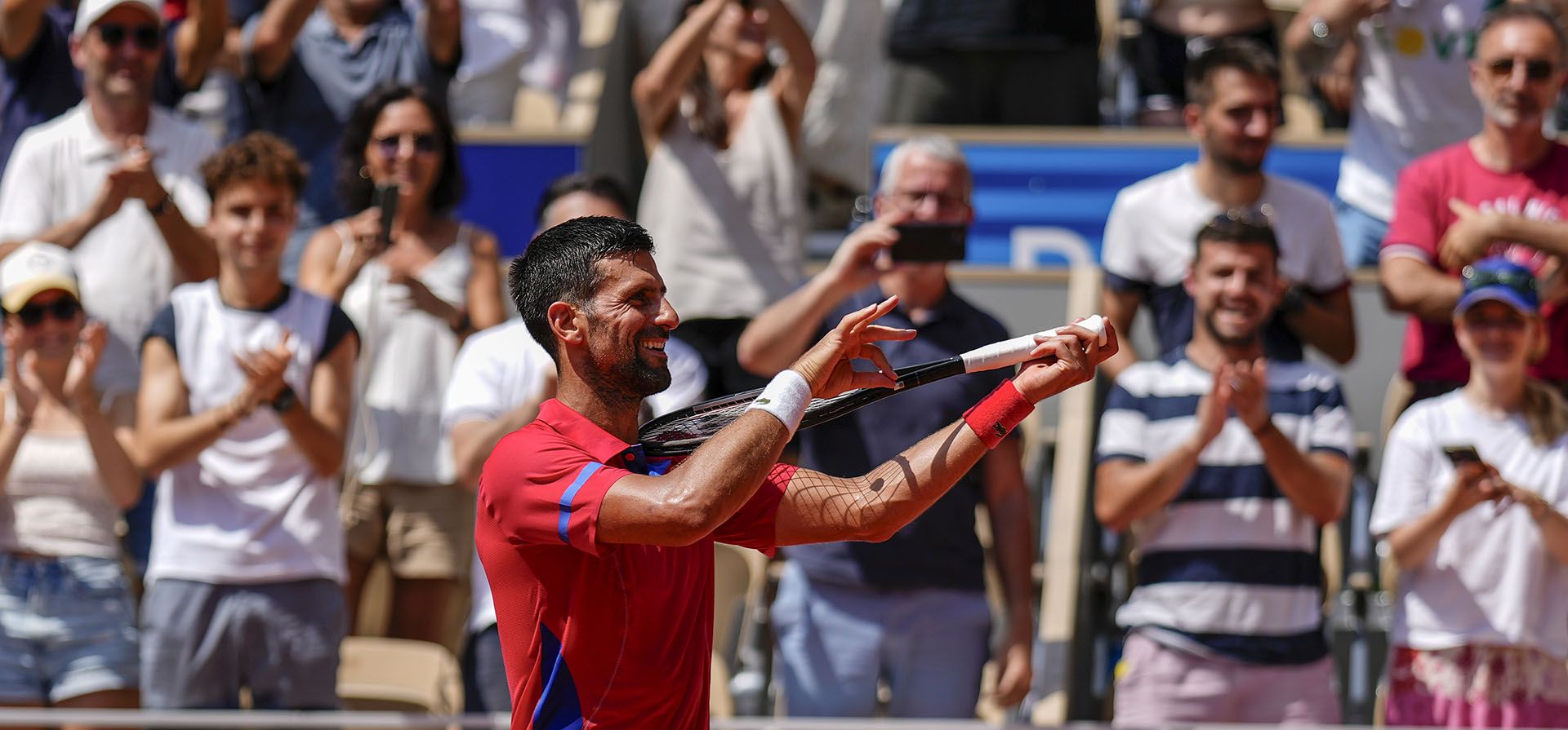 El serbio Novak Djokovic celebra su victoria sobre el alemán Dominik Koepfer durante la competencia individual de tenis masculino en el estadio Roland Garros, en los Juegos Olímpicos de Verano de 2024, el miércoles 31 de julio de 2024, en París, Francia. (Foto AP/Manu Fernandez) El serbio Novak Djokovic celebra su victoria sobre el alemán Dominik Koepfer durante la competencia individual de tenis masculino en el estadio Roland Garros, en los Juegos Olímpicos de Verano de 2024, el miércoles 31 de julio de 2024, en París, Francia. (Foto AP/Manu Fernandez)