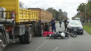 El repartidor terminó debajo del acoplado del camión.&nbsp;