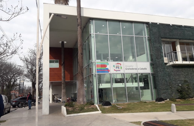 El Hospital Granaderos a Caballos de San Lorenzo donde atendieron a la mujer que sufrió fractura de tabique nasal.&nbsp;