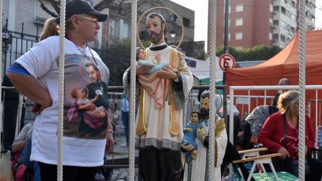 San Cayetano: miles de fieles se movilizan para pedirle al santo cristiano por trabajo y salud