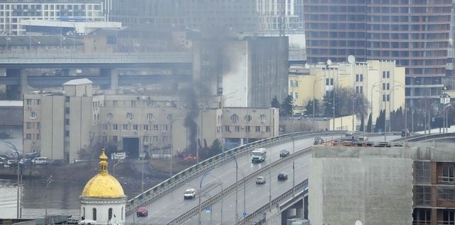El humo y las llamas se elevan cerca de un edificio tras un ataque ruso en Kiev. En Rosario hay quienes siguen la guerra de cerca.