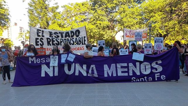 Masiva marcha de la agrupación Ni una menos frente a tribunales de Santa Fe