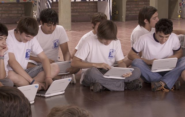 Netbooks para todos. Hace seis meses lograron la brecha cero digital.