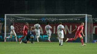El golpe letal. El Demonio Hauche ya convirtió el gol del bicho y los jugadores de Newells lo padecen.