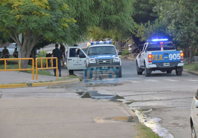 Prevención.  En la zona oeste de la capital entrerriana la Policía realizaba procedimientos.   Foto UNO/Juan Manuel Hernández