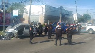 Personal policial y del área de Control municipal en 27b de Febrero y Pedro Lino Funes, donde colisionaron un Citröen C3 y un Renault Logan.&nbsp; 