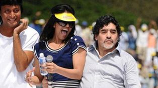 Diego reapareció en la India, llenó un estadio y enloqueció al público