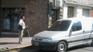 Ramón Vallejo esperando el colectivo en la esquina de Pellegrini y Montevideo. Foto UNO Juan Manuel Kunzi. 