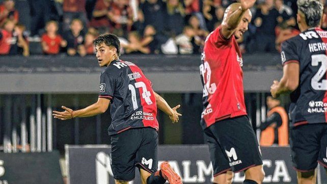 Newells venció 2-0 a Huracán.