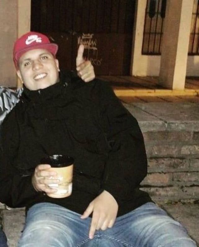 Sebastián Nahuel “Oso” Mandón sentado en el mismo lugar donde fue asesinado.