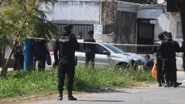 Un hombre fue acribillado a balazos en el interior de un Peugeot en Génova y Cabal.