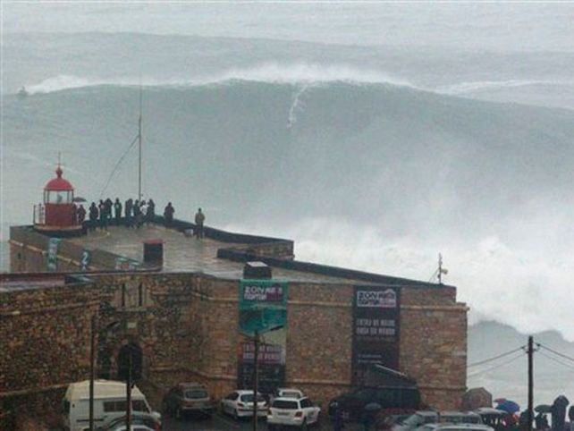Fotos imponentes: Burle surfeó una ola de 30 metros