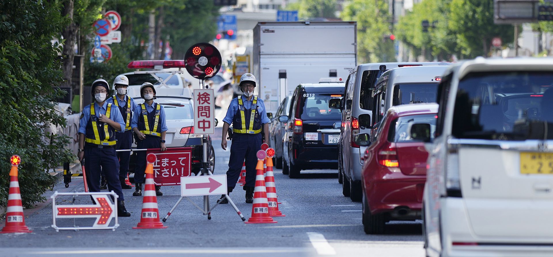 Oficiales de policía mantienen un puesto de control mientras las autoridades han desplegado oficiales adicionales para reforzar la seguridad para el funeral de estado del ex primer ministro Shinzo Abe en Tokio, el lunes 26 de septiembre de 2022. El primer ministro japonés Fumio Kishida está organizando la controvertida ceremonia patrocinada por el estado para el ex líder el martes.
