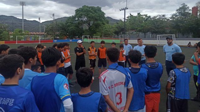 El exdelantero trabaja junto con el entrenador cordobés Pablo Ulla y el profesor local Mario Alfaro.