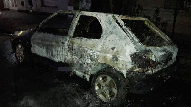 Otra de quemacoches: ahora quemaron un 306 en República del Oeste