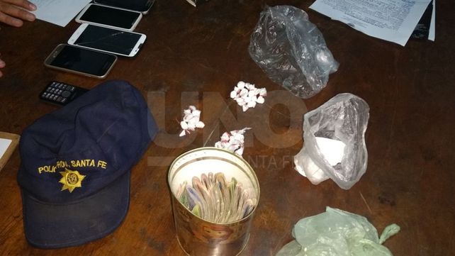 Los detuvieron mientras repartían droga a domicilio armados y con gorras de policías