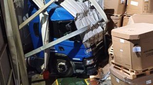 Un vehículo de carga terminó incrustado en el galpón de una importante empresa del Parque Industrial de Paraná. El conductor resultó con heridas leves